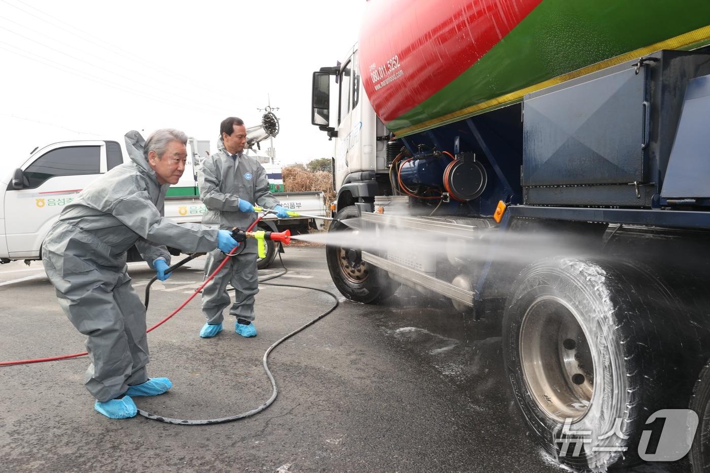 본문 이미지 - 강호동 농협중앙회장(왼쪽)은 5일 충북 음성군 거점소독시설을 찾아 가축전염병 소독 시설을 직접 점검하고, 현장 관계자들을 격려했다. 사진은 강 회장이 직접 진출입 차량을 소독 중인 모습. (농협 제공) /2026.3.5/  ⓒ 뉴스1 