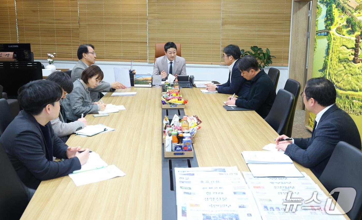 본문 이미지 - 김진경 경기도의회 의장(가운데)이 4일 의장 접견실에서 손임성 도시주택실장, 이강영 축산동물복지국장으로부터 과천 경마장 이전 관련 현안 보고를 받고 대응 전략을 논의하고 있다.(경기도의회 제공. 재판매 및 DB금지)/뉴스1