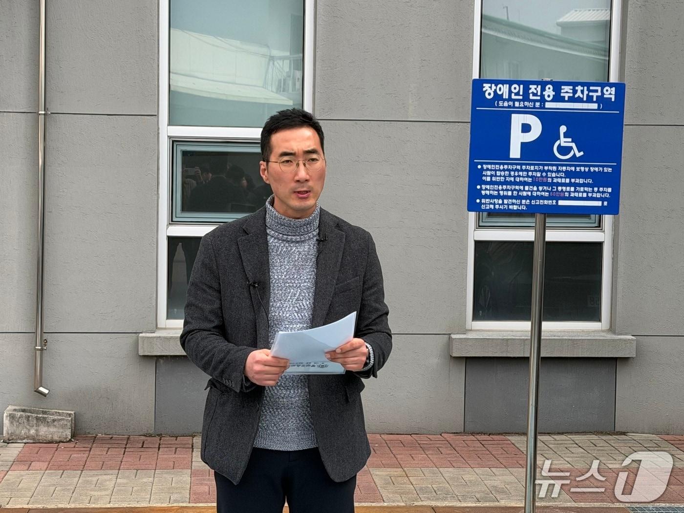 본문 이미지 - 고(故) 이도현 군 아버지 이상훈 씨가 5일 오후 춘천지법 앞에서 항소심 첫 재판을 앞두고 입장을 밝히고 있다.2026.3.5 한귀섭 기자