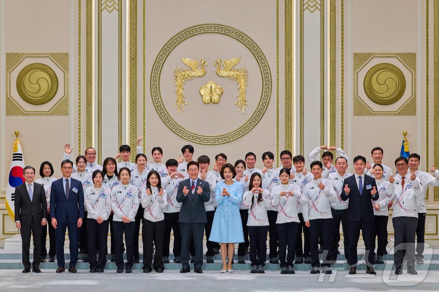 본문 이미지 - 이재명 대통령과 김혜경 여사가 5일 청와대 영빈관에서 열린 2026 밀라노-코르티나담페초 동계올림픽 선수단 격려 오찬에서 참석자들과 기념촬영을 하고 있다. (청와대 제공. 재판매 및 DB 금지) 2026.3.5 ⓒ 뉴스1 이재명 기자