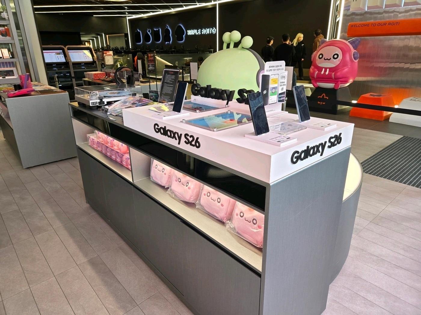 본문 이미지 - 서울 강남역 인근에 위치한 '메이플 아지트' 내에 마련된 '갤럭시S26' 시리즈 체험 공간. (삼성전자 제공)