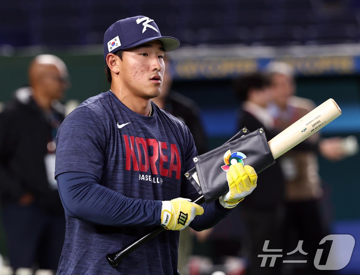 본문 이미지 - 대한민국 야구대표팀 안현민이 5일 오후 일본 도쿄돔에서 열리는 2026 월드베이스볼클래식(WBC) C조 1차전 체코와의 경기를 앞두고 배팅연습을 위해 그라운드에 들어서고 있다. 2026.3.5 ⓒ 뉴스1 구윤성 기자
