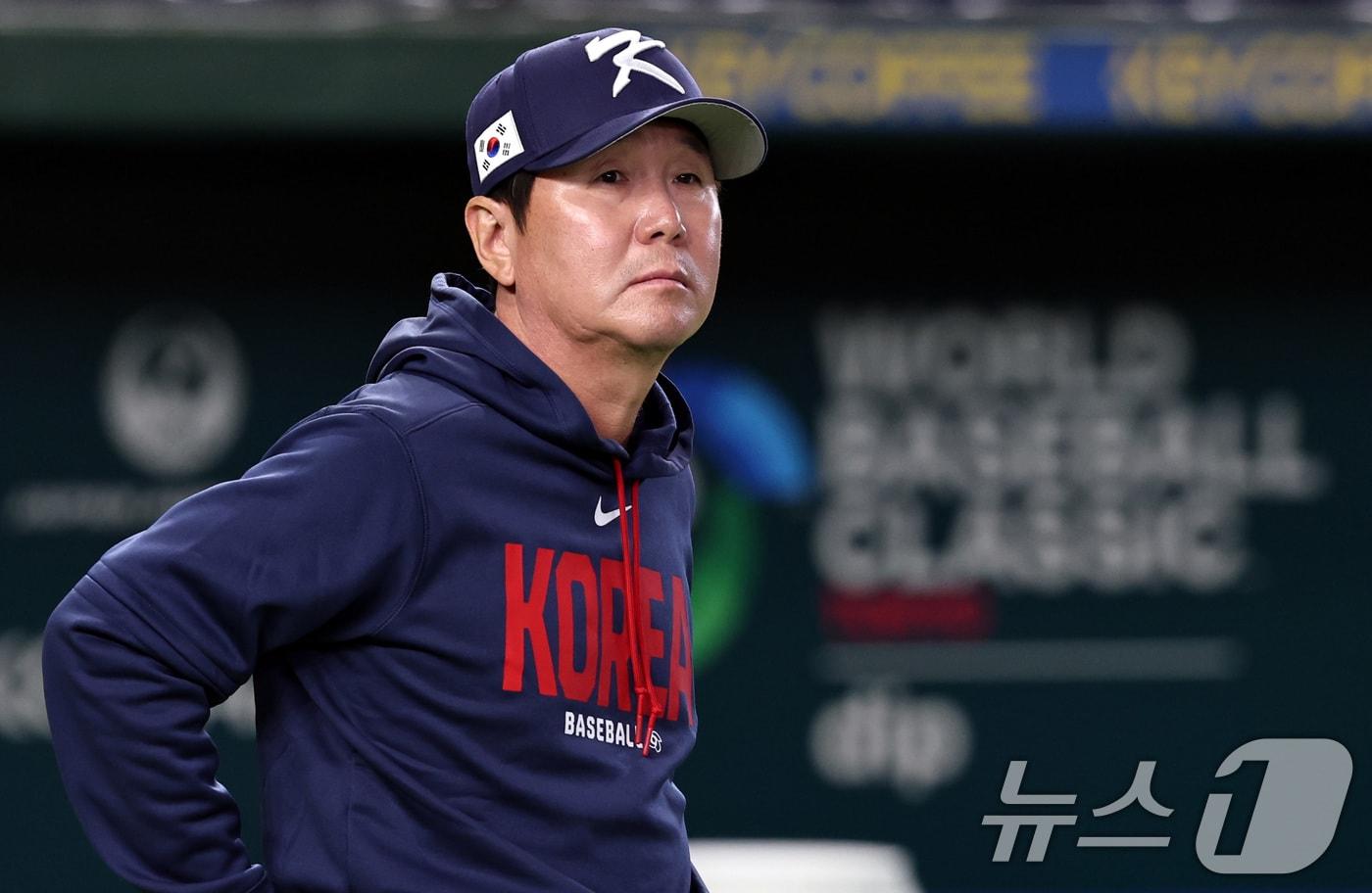 본문 이미지 - 류지현 대한민국 야구대표팀 감독이 5일 오후 일본 도쿄돔에서 열리는 2026 월드베이스볼클래식(WBC) C조 1차전 체코와의 경기를 앞두고 선수들의 훈련을 지켜보고 있다. 2026.3.5 ⓒ 뉴스1 구윤성 기자