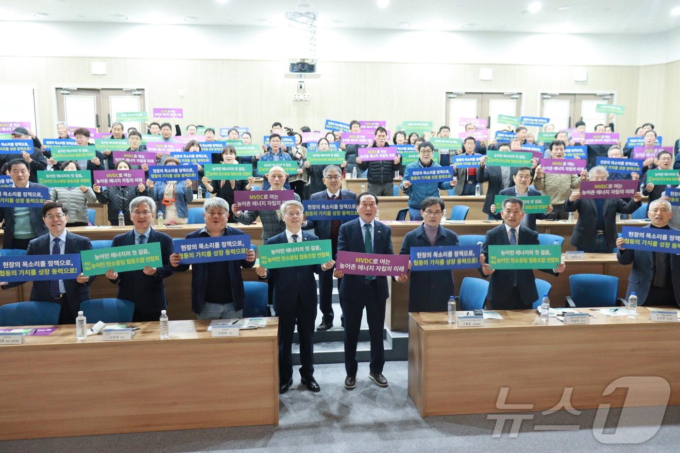 본문 이미지 - 민형배 전남광주특별시장 예비후보가 5일 한국에너지공과대학에서 ‘농어민 에너지 사업·기술 워크숍’으로 농어민 협동조합 주도 ‘햇빛 기본소득마을’ 모델 추진을 밝혔다.
