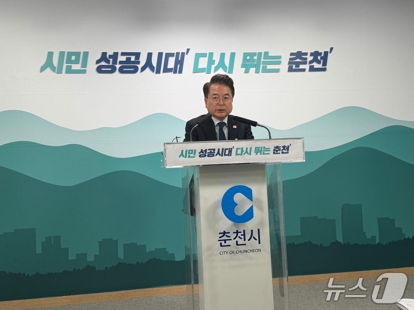 본문 이미지 - 육동한 춘천시장이 5일 시청 브리핑룸에서 기자회견을 열고 'THE 건강한 춘천' 을 위한 계획을 밝히고 있다.2026.3.5 한귀섭 기자