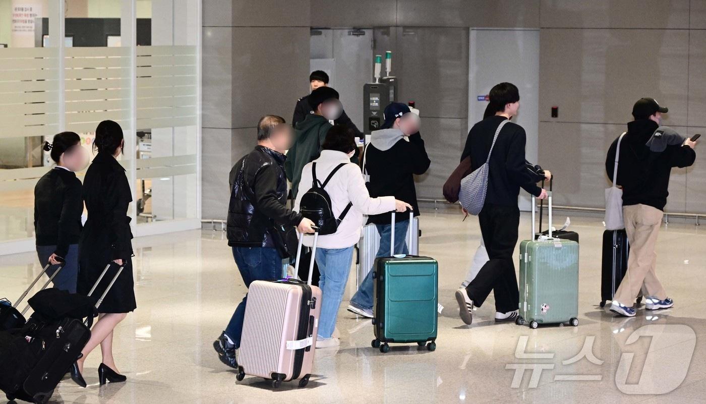 본문 이미지 - 중동 사태 여파로 두바이 공항 운항 차질이 이어지면서 현지에 체류하던 한국인 관광객들이 5일 인천국제공항으로 귀국하고 있다. (공동취재) 2026.3.5 ⓒ 뉴스1 오대일 기자