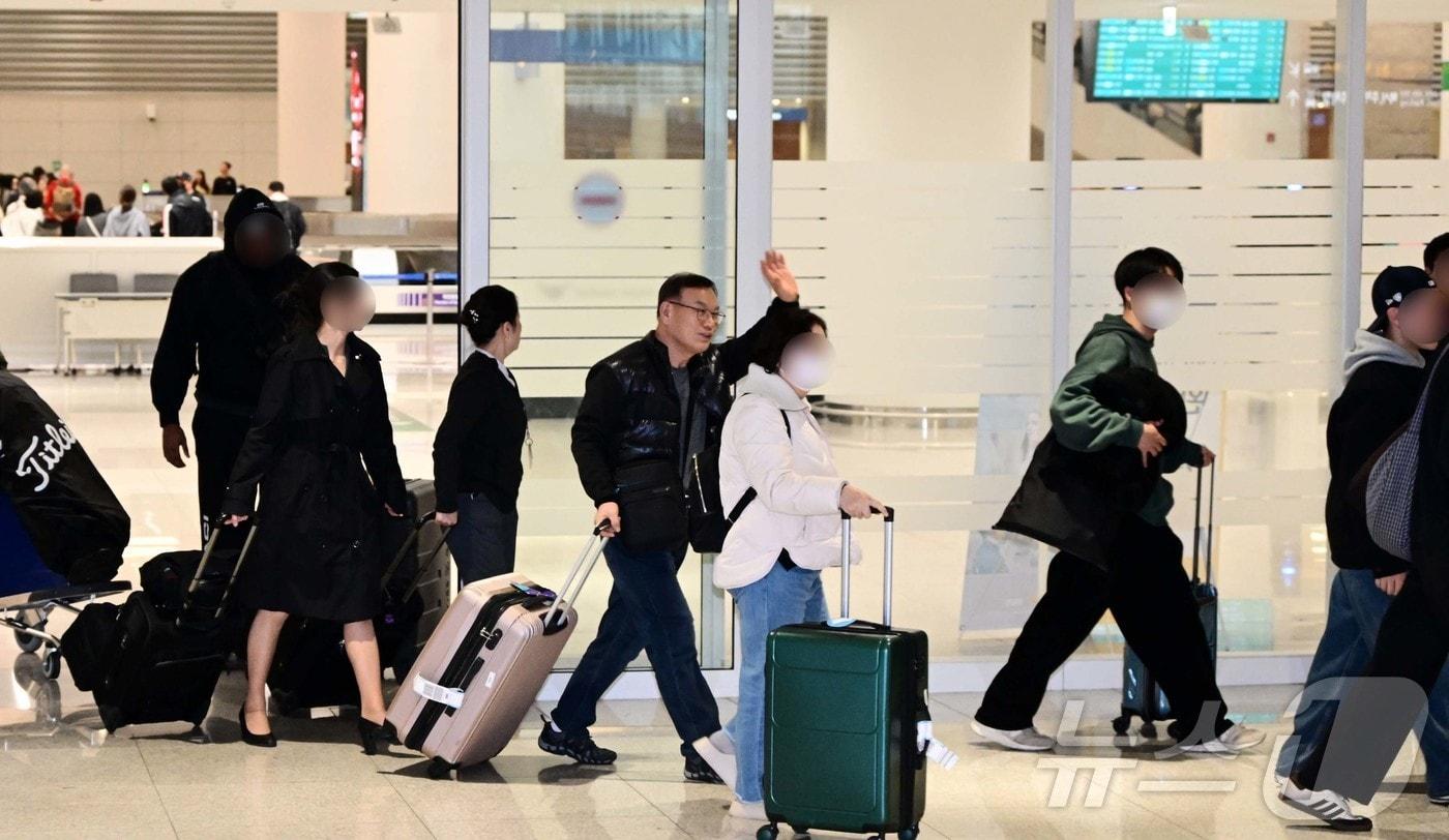 본문 이미지 - 중동 사태 여파로 두바이 공항 운항 차질이 이어지면서 현지에 체류하던 한국인 관광객들이 5일 인천국제공항으로 귀국하고 있다. (공동취재) 2026.3.5 ⓒ 뉴스1 오대일 기자
