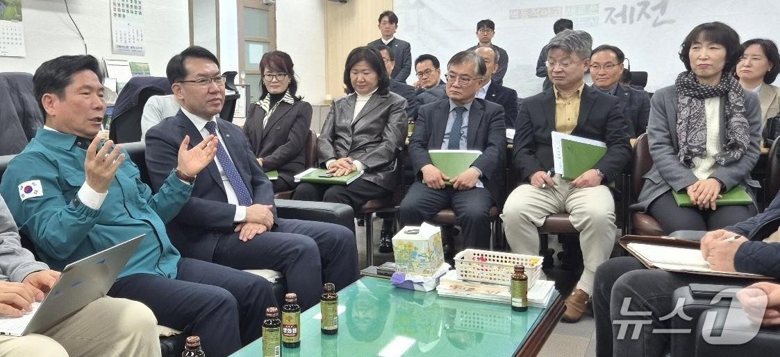 본문 이미지 - 녹색 민방위복 입고 기자실에 방문한 김창규 제천시장(왼쪽)/뉴스1 손도언 기자 