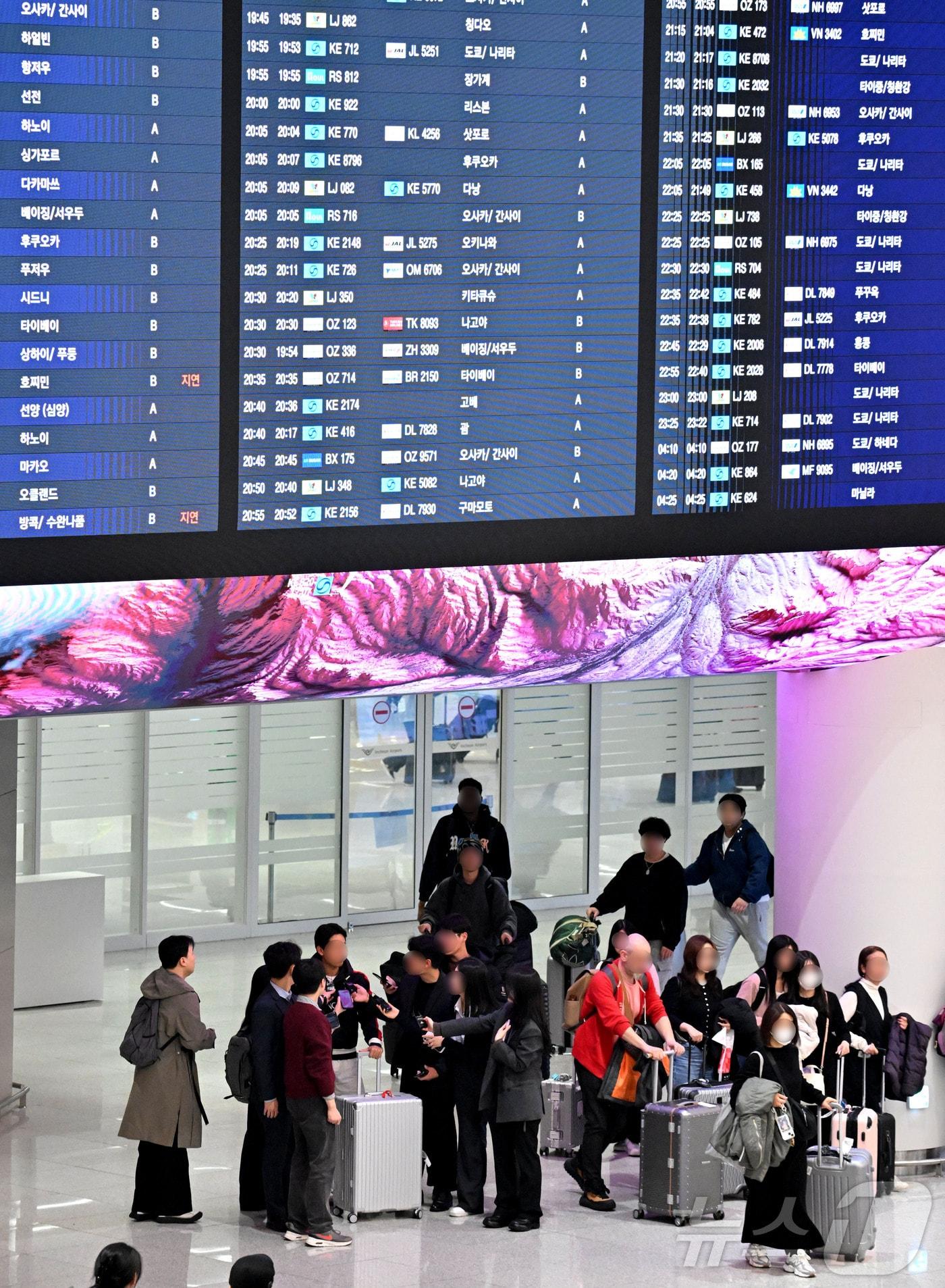 본문 이미지 - 중동 사태 여파로 두바이 현지에 체류하던 한국인 관광객 79명이 5일 오후 인천국제공항 제2터미널을 통해 귀국하는 가운데 체류객들이 출국장을 나서고 있다. (공동취재) 2026.3.5 ⓒ 뉴스1 오대일 기자