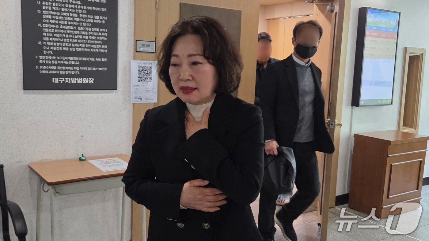 본문 이미지 - 정치자금법 위반 혐의로 불구속 기소된 손말남 경산시의원이 5일 법정을 나서고 있다.2026.3.5 ⓒ 뉴스1 이성덕 기자