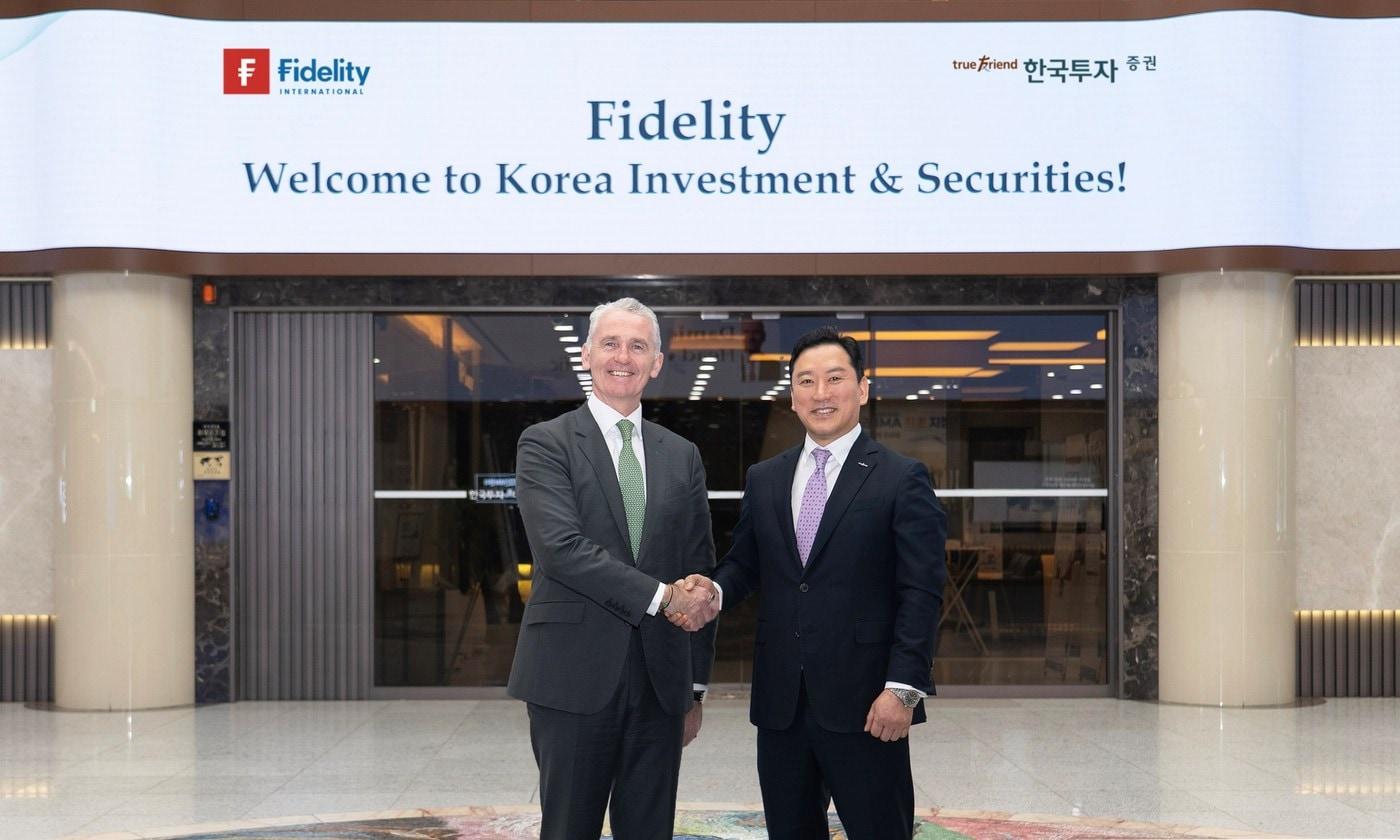 본문 이미지 - 5일 한국투자증권 본사에서 김성환 사장(오른쪽)과 데이미언 무니(Damien Mooney) 피델리티 아시아 태평양 회장이 파트너십 강화 방안 논의 후 기념사진을 촬영하고 있다(한국투자증권 제공)
