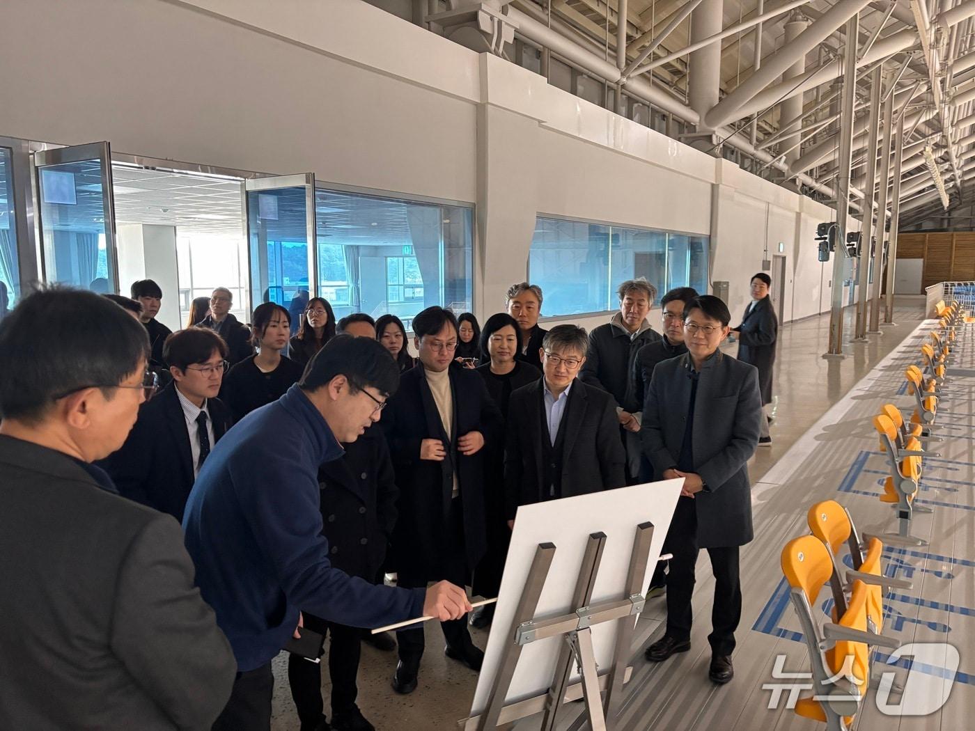 본문 이미지 - 강릉시는 5일 국토교통부와 강원특별자치도, 2026 강릉 ITS 세계총회 조직위원회, 한국도로공사, ITS Korea, 현대자동차 등 7개 핵심 기관이 참여한 현장점검 및 유관기관 합동회의를 개최했다.(강릉시 제공, 재판매 및 DB 금지) 2026.3.5/뉴스1