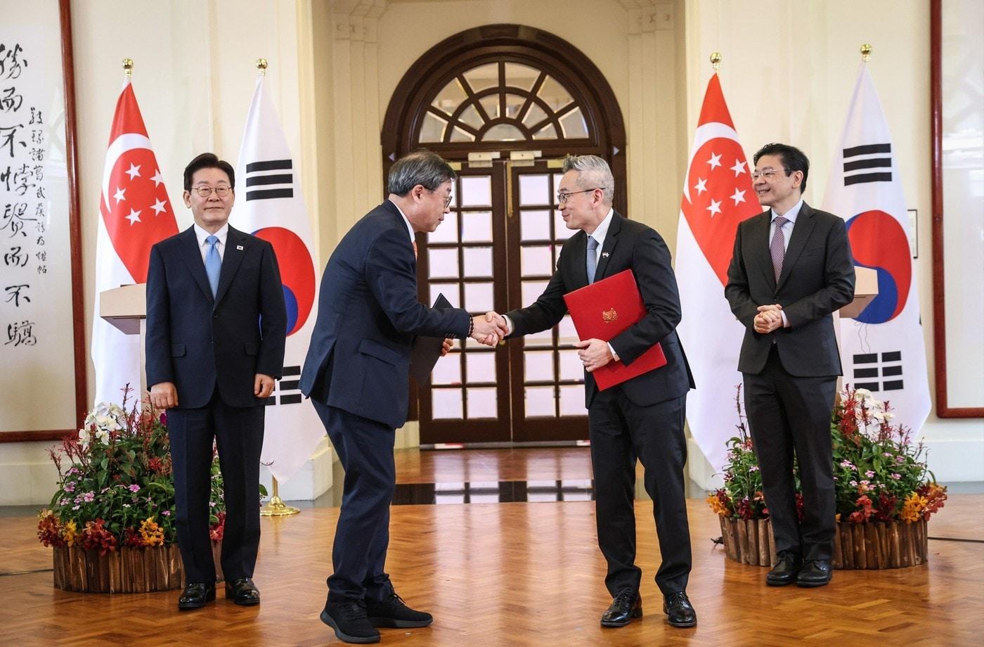 본문 이미지 - 지난 2일 싱가포르 외교부에서 이재명 대통령과 로런스 웡 싱가포르 총리가 참석한 가운데 박윤규 정보통신산업진흥원(NIPA) 원장과 찬찬 싱가포르 과학기술청 청장이 협약을 체결하는 모습. (NIPA 제공)