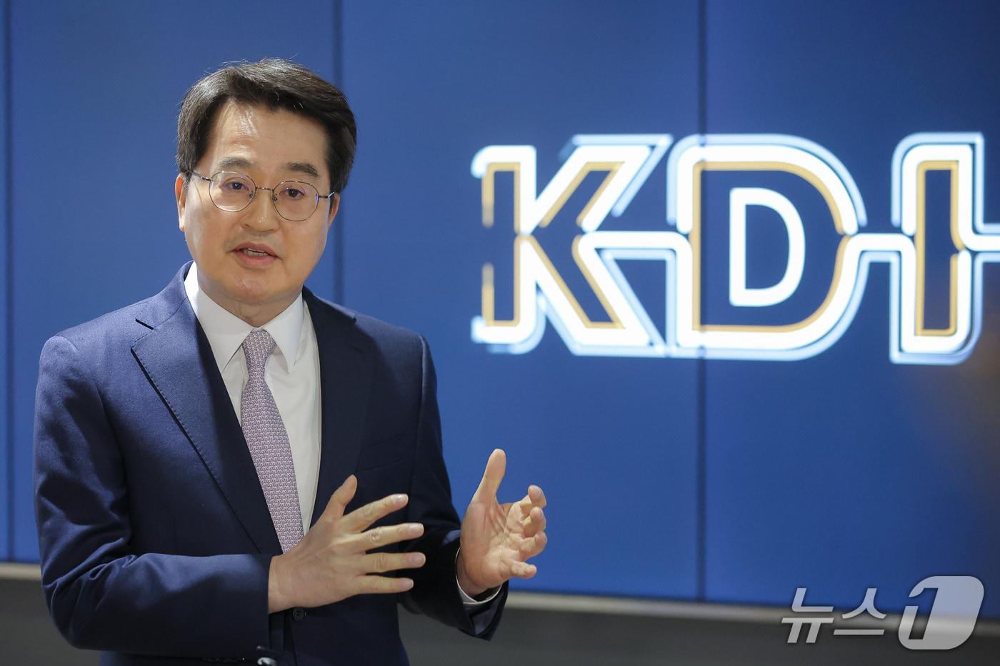 본문 이미지 - 김동연 경기도지사가 5일 세종시 한국개발연구원에서 열린 재정사업평가 분과위원회 참석 후 관련 내용을 설명하고 있다.(경기도 제공. 재판매 및 DB금지)