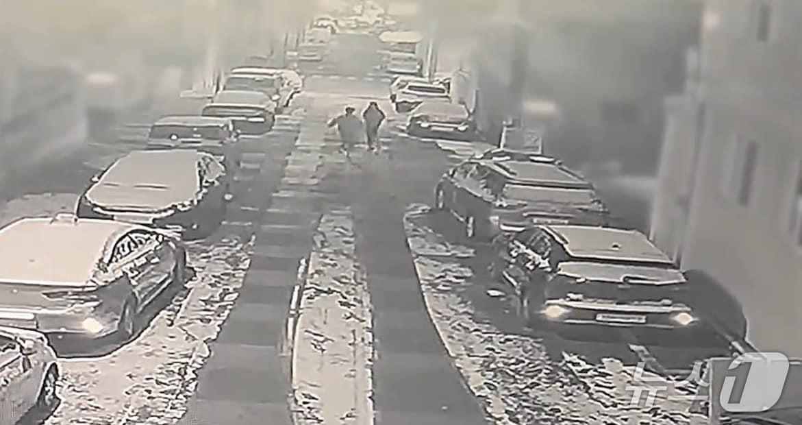 본문 이미지 - 지난 1월 11일 광주의 주택가에서 차털이 후 목격자를 흉기로 위협한 50대의 모습.(광주청 제공. 재판매 및 DB 금지)