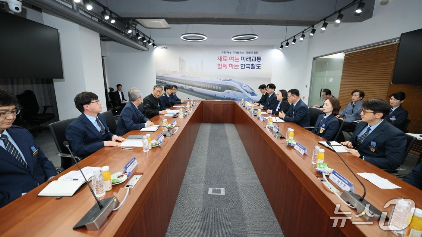 본문 이미지 - 김태승 코레일 사장(왼쪽 세 번째)이 5일 서울사옥 회의실에서 KTX 기장, 열차팀장과 만나 고속철도 운행 실무진과 소통하는 자리를 가졌다.(코레일 제공.재판매 및 DB금지)/뉴스1