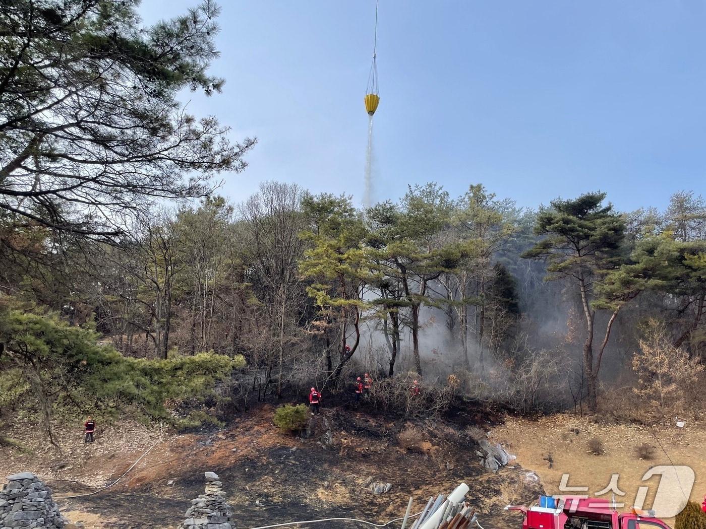 본문 이미지 - 제천시 송학면 장곡리 산불.(제천소방서 제공. 재판매 및 DB금지) 