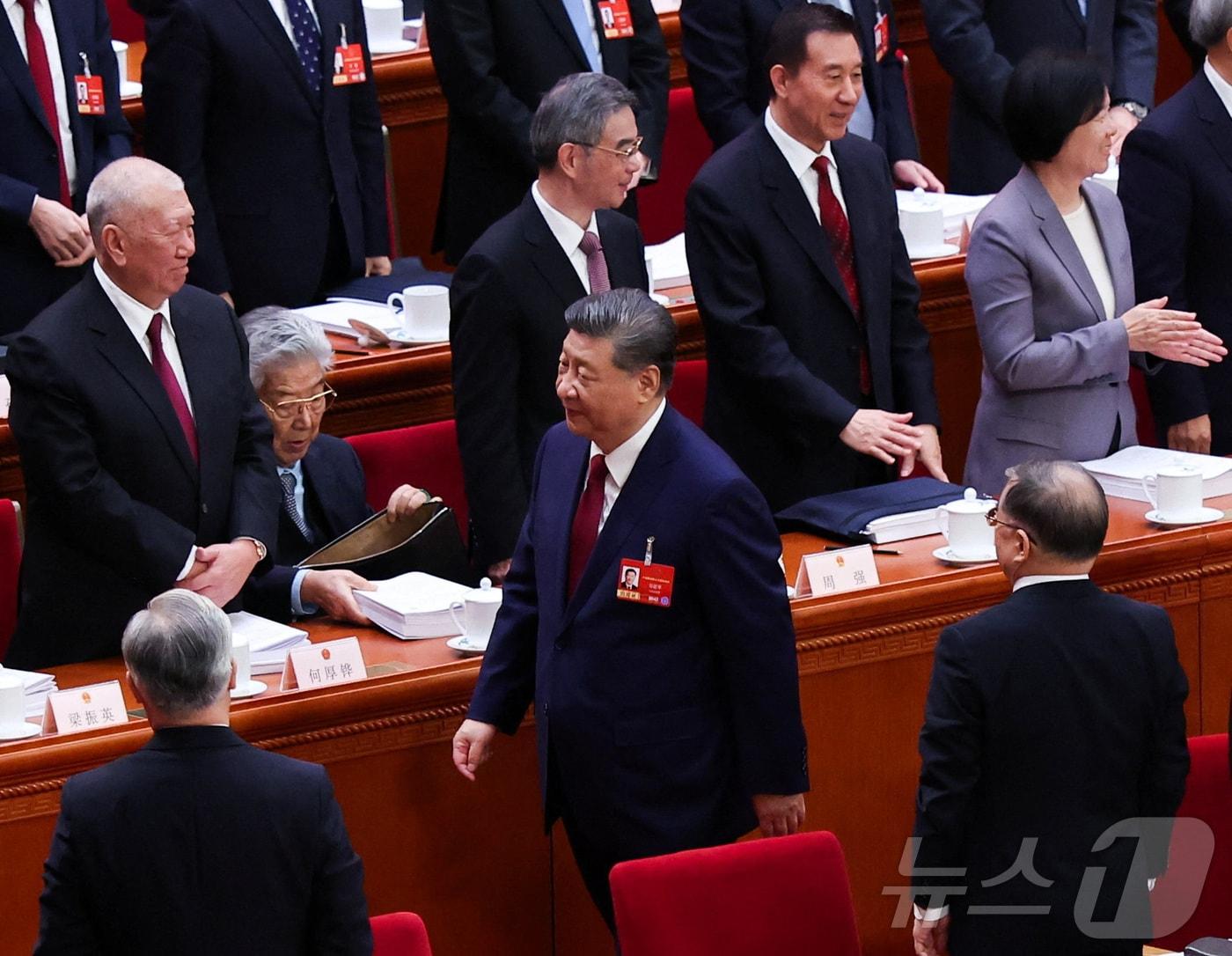 본문 이미지 - 시진핑 중국 국가주석이 5일 베이징 인민대회당에서 개최된 전국인민대표대회(전인대) 개막식이 끝난 후 자리를 뜨고 있다. ⓒ 로이터=뉴스1