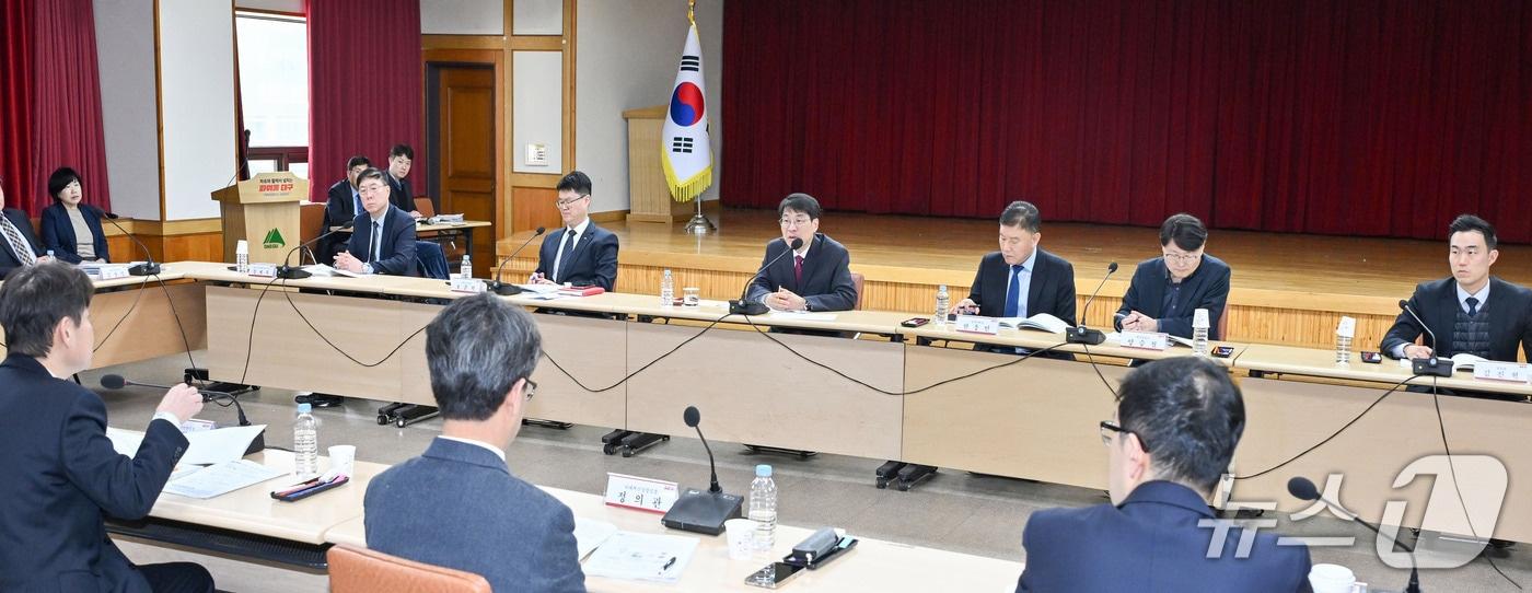 본문 이미지 - 대구시는 5일 동인청사 대회의실에서 '2027년도 제2차 국비전략보고회'를 열고 내년 국비 확보를 위한 선제 대응에 나섰다. (대구시 제공. 재판매 및 DB 금지) 20263.5/뉴스1