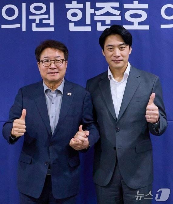 본문 이미지 - 더불어민주당 염태영 의원과 한준호 의원.