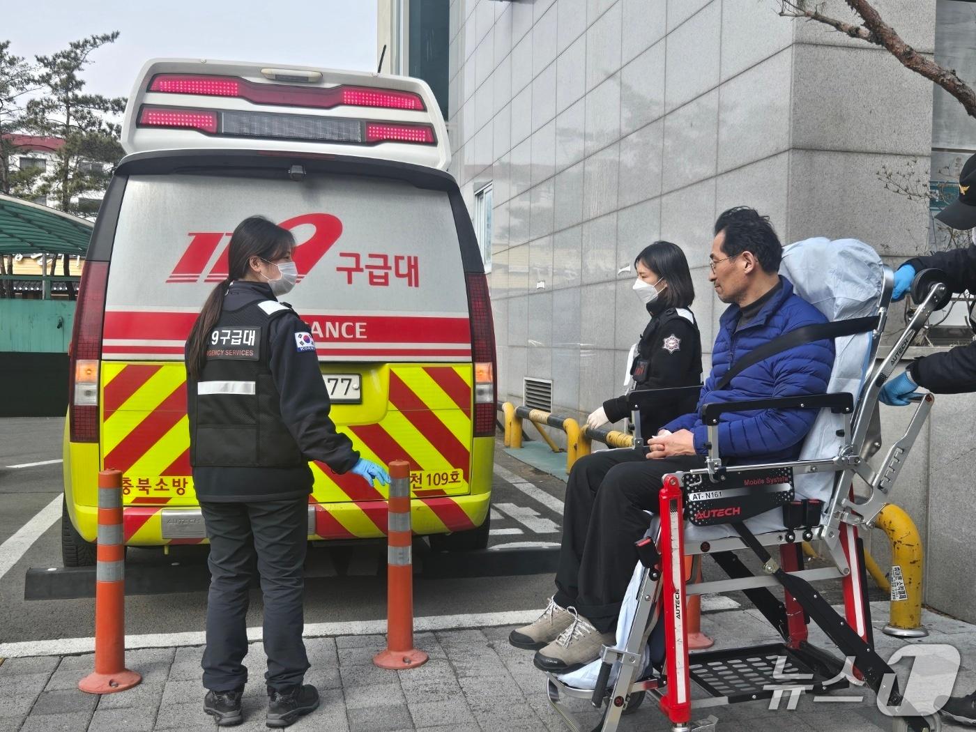 본문 이미지 - 유행열 청주시장 출마예정자가 5일 119구급대에 이송되고 있다.(유행열 청주시장 출마예정자 제공. 재판매 및 DB금지)