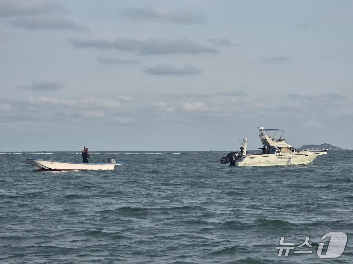 본문 이미지 - 좌주된 모터보트를 옮기는 모습 (해경 제공. 재판매 및 DB금지)