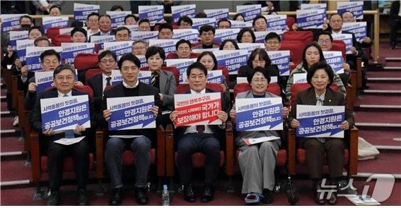 본문 이미지 - 대한안경사협회는 지난 3일 한준호·남인순·김은혜·김윤·김선민 의원과 서울 여의도 국회의원회관에서 '안경 국민 행복권 추구를 위한 정책토론회'를 개최했다고 5일 밝혔다.(대한안경사협회 제공)