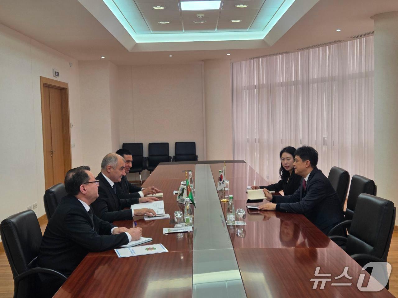 본문 이미지 - 임상우 외교부 재외국민 보호·영사 담당 정부대표가 5일 투르크메니스탄 외교차관을 면담하고 있다.(외교부 제공)