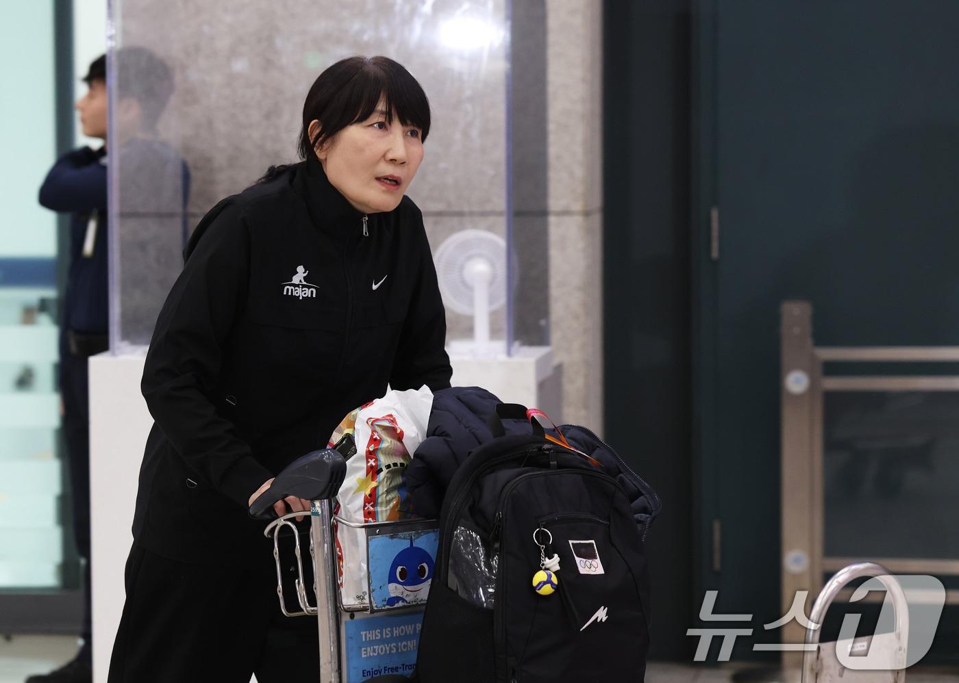 본문 이미지 - 중동 상황 악화로 급거 귀국한 이도희 이란 여자배구 국가대표팀 감독이 5일 오후 인천국제공항 제1터미널을 통해 귀국하고 있다. 2026.3.5 ⓒ 뉴스1 오대일 기자