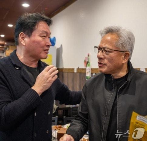 본문 이미지 - 최태원 SK그룹 회장이 5일(현지시각) 미국 산타클라라의 한 식당에서 젠슨 황 엔비디아 CEO(오른쪽)와 만났다.(SK하이닉스 뉴스룸)