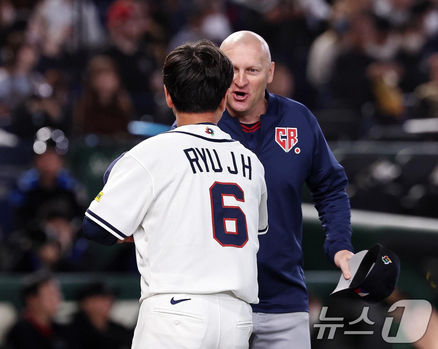 본문 이미지 - 5일 오후 일본 도쿄돔에서 열린 2026 월드베이스볼클래식 C조 1차전 대한민국과 체코의 경기에 앞서 류지현 한국 감독이 파벨 하딤 체코 감독과 악수하고 있다. 2026.3.5 ⓒ 뉴스1 구윤성 기자