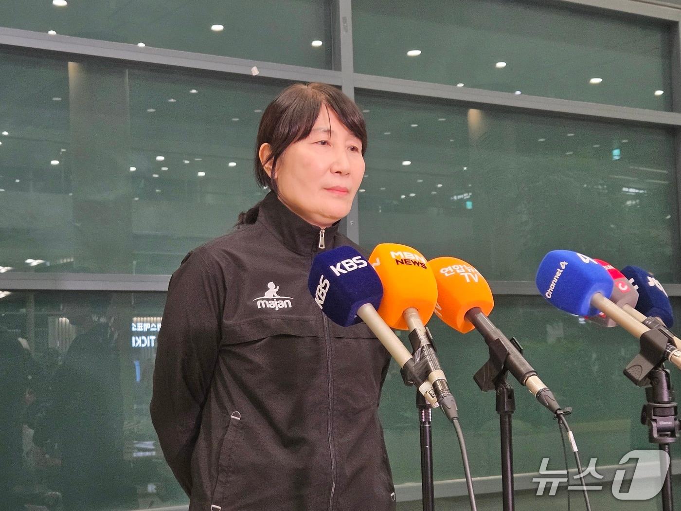 본문 이미지 - 5일 오후 인천국제공항을 통해 귀국한 이도희 이란 여자배구 국가대표팀 감독. 2026.3.5 ⓒ 뉴스1 유채연 기자