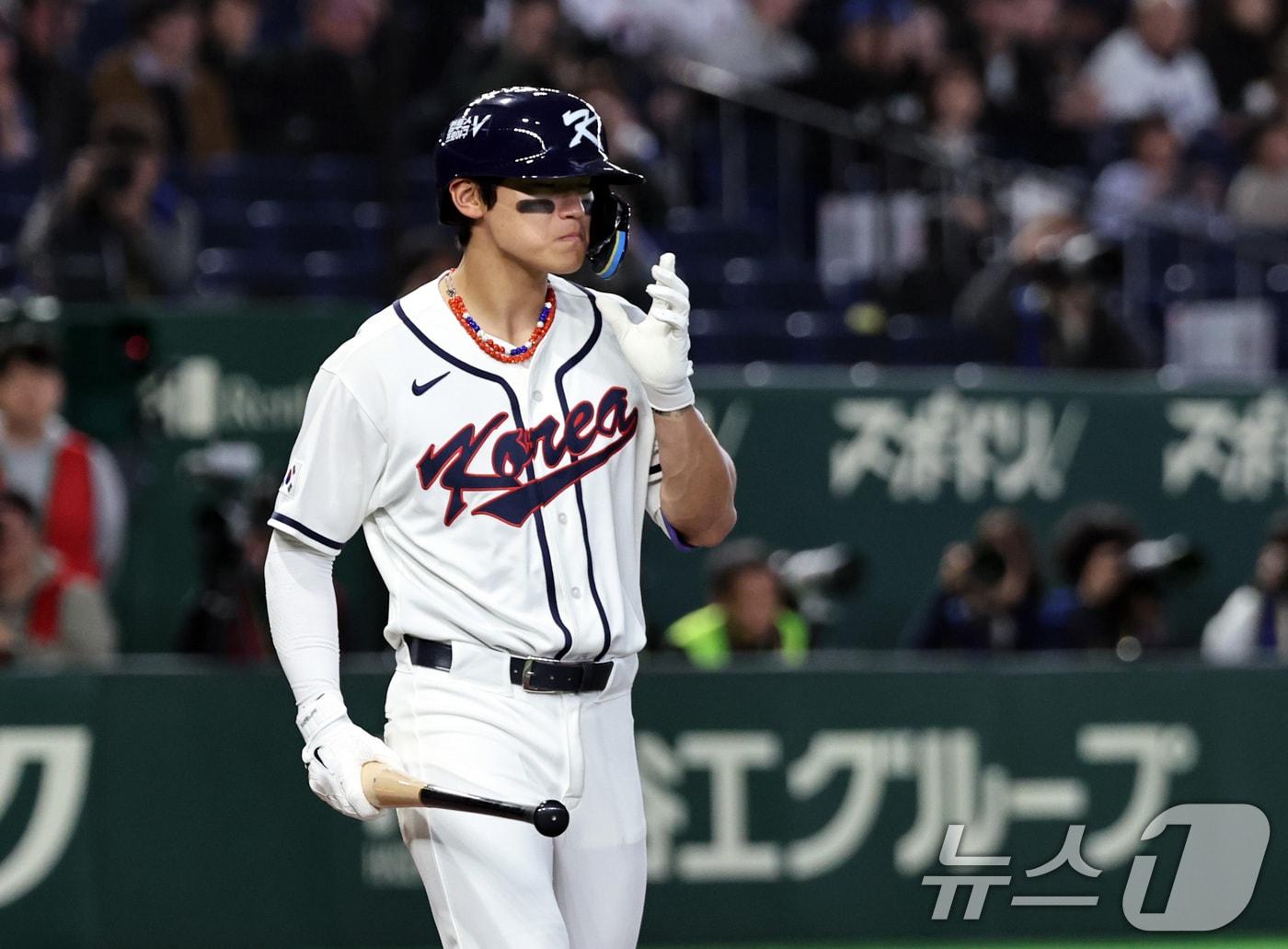 본문 이미지 - 5일 오후 일본 도쿄돔에서 열린 2026 월드베이스볼클래식 C조 1차전 대한민국과 체코의 경기. 대한민국의 1회말 공격 첫타자로 나선 김도영이 볼넷으로 출루하고 있다. 2026.3.5 ⓒ 뉴스1 구윤성 기자