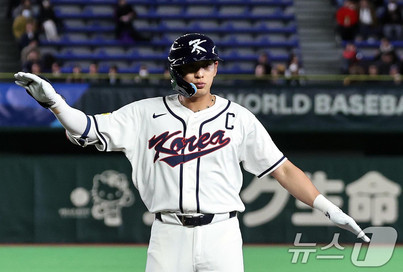 본문 이미지 - 5일 오후 일본 도쿄돔에서 열린 2026 월드베이스볼클래식 C조 1차전 대한민국과 체코의 경기. 대한민국의 1회말 공격 1사 1루 상황때 이정후가 안타를 친 뒤 세리머니하고 있다. 2026.3.5 ⓒ 뉴스1 구윤성 기자
