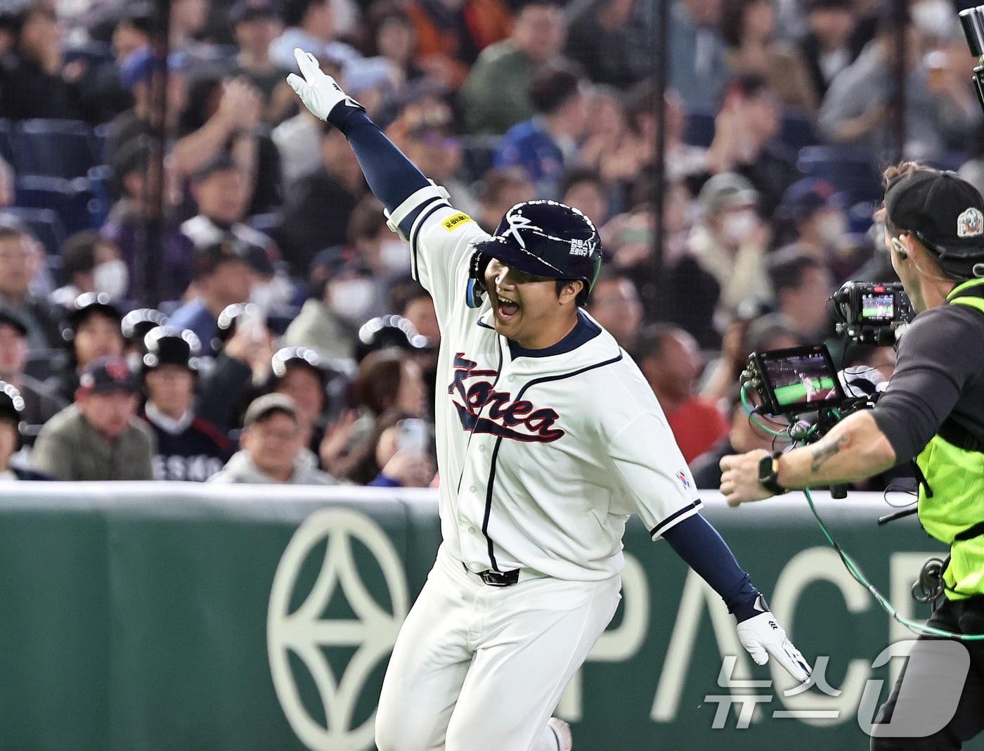 본문 이미지 - 5일 오후 일본 도쿄돔에서 열린 2026 월드베이스볼클래식 C조 1차전 대한민국과 체코의 경기. 대한민국의 1회말 공격 1사 만루상황때 문보경이 만루홈런을 친 뒤 세리머니하고 있다. 2026.3.5 ⓒ 뉴스1 구윤성 기자