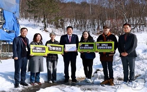 본문 이미지 - 강원 태백시가 5일 시 농업기술센터에서 '동물보호센터 건립 추진위원회'로부터 '동물보호센터 건립 촉구 서명부'를 받은 가운데, 이날 이상호 태백시장과 위원회 관계자 등이 센터 인근에서 기념사진을 찰영하고 있다. (태백시 제공. 재판매 및 DB금지) 2026.3.5/뉴스1