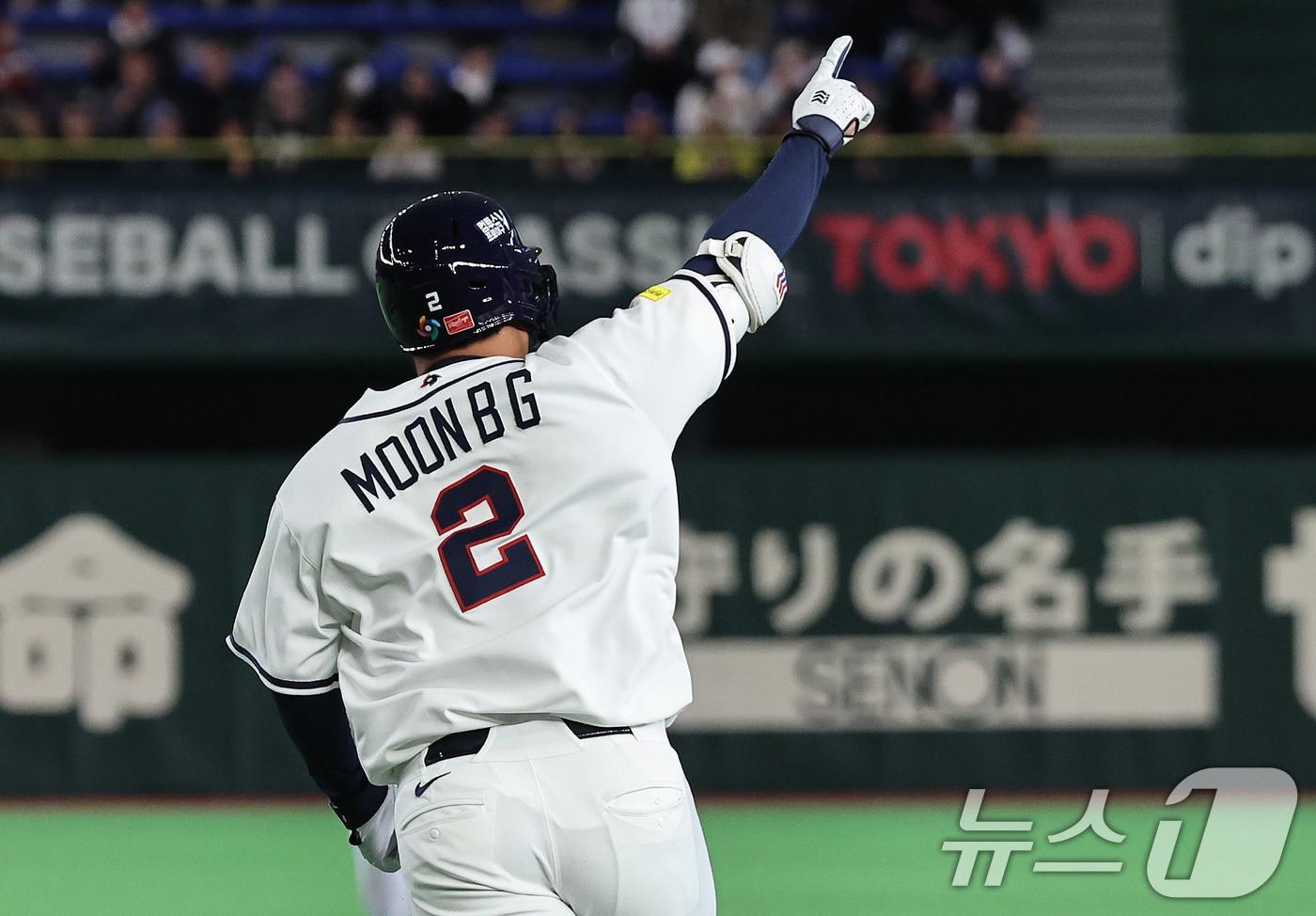 본문 이미지 - 5일 오후 일본 도쿄돔에서 열린 2026 월드베이스볼클래식 C조 1차전 대한민국과 체코의 경기. 대한민국의 1회말 공격 1사 만루상황때 문보경이 만루홈런을 친 뒤 그라운드를 돌고 있다. ⓒ 뉴스1 구윤성 기자