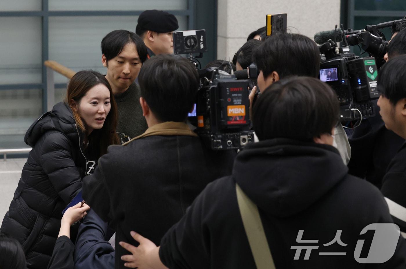 본문 이미지 - 중동 상황 악화로 귀국 행렬이 이어지는 가운데 5일 오후 인천국제공항 제1터미널을 통해 귀국한 주이란대사관 직원이 취재진과 인터뷰를 하고 있다. 2026.3.5 ⓒ 뉴스1 오대일 기자