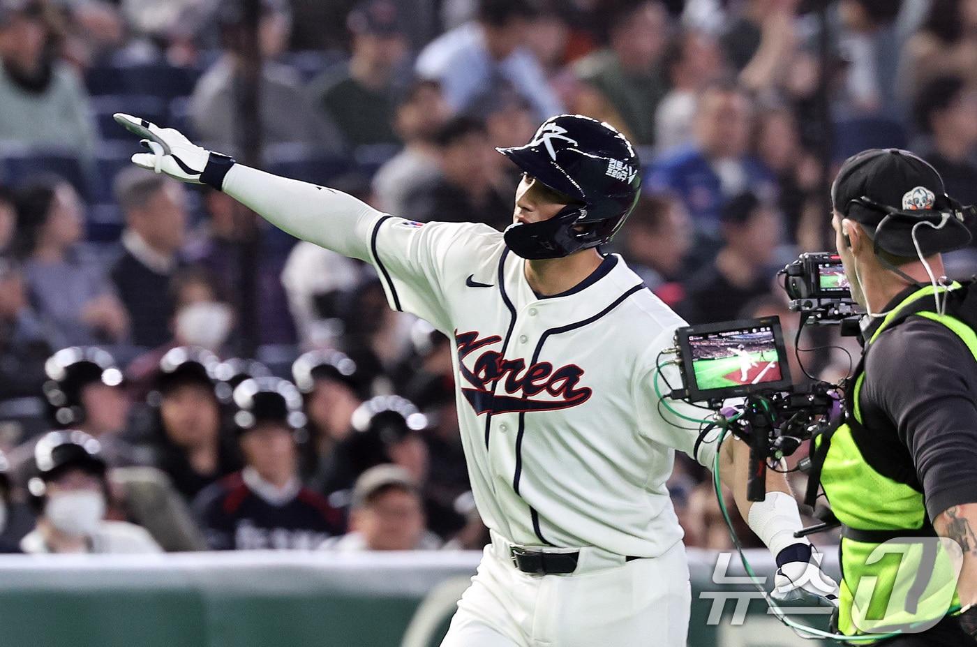 본문 이미지 - 5일 오후 일본 도쿄돔에서 열린 2026 월드베이스볼클래식 C조 1차전 대한민국과 체코의 경기. 대한민국의 3회말 1사 주자 없는 상황, 셰이 위트컴이 솔로홈런을 친 뒤 세리머니하고 있다. 2026.3.5 ⓒ 뉴스1 구윤성 기자