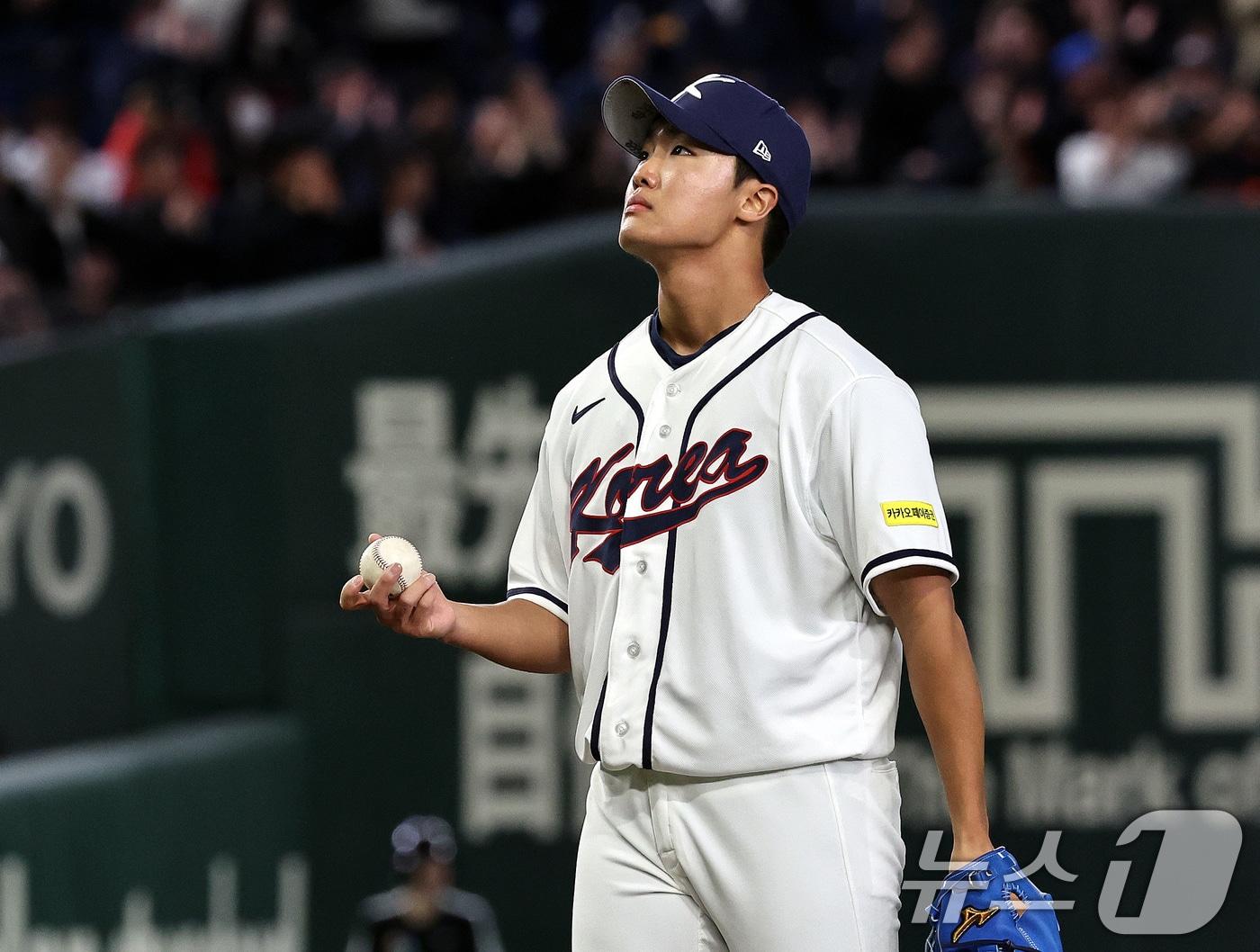 본문 이미지 - 5일 오후 일본 도쿄돔에서 열린 2026 월드베이스볼클래식 C조 1차전 대한민국과 체코의 경기. 대한민국 투수 정우주가 5회초 무사 1,2루 상황 체코의 바브라에게 홈런을 허용한 뒤 아쉬워하고 있다. 2026.3.5 ⓒ 뉴스1 구윤성 기자