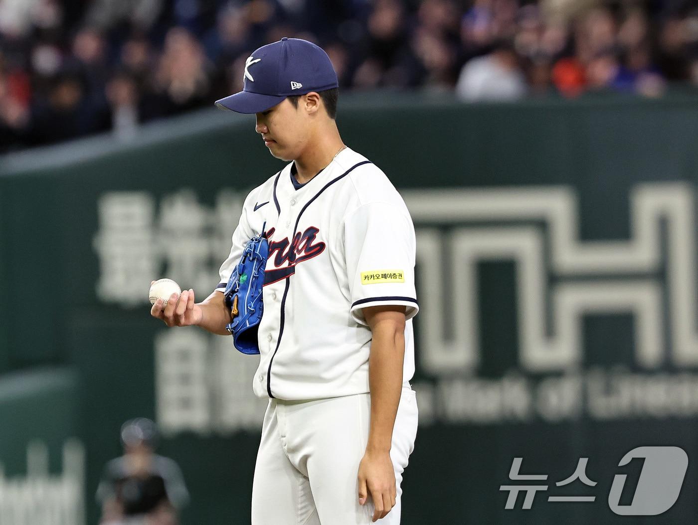 본문 이미지 - 5일 오후 일본 도쿄돔에서 열린 2026 월드베이스볼클래식 C조 1차전 대한민국과 체코의 경기. 대한민국 투수 정우주가 5회초 무사 1,2루 상황 체코의 바브라에게 홈런을 허용한 뒤 아쉬워하고 있다. 2026.3.5 ⓒ 뉴스1 구윤성 기자