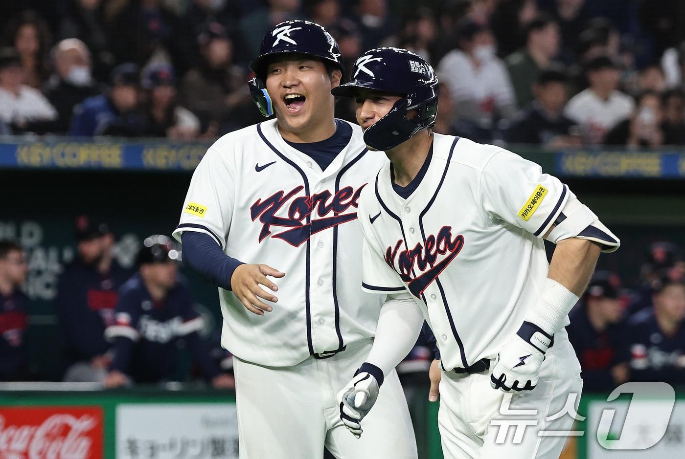 본문 이미지 - 5일 오후 일본 도쿄돔에서 열린 2026 월드베이스볼클래식 C조 1차전 대한민국과 체코의 경기. 대한민국의 5회말 1사 1루 상황때 셰이 위트컴이 투런 홈런을 친 뒤 문보경과 기쁨을 나누고 있다. 2026.3.5 ⓒ 뉴스1 구윤성 기자