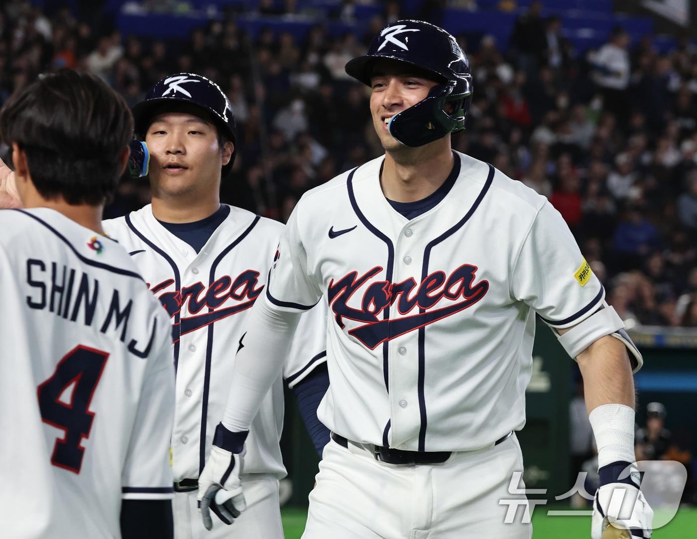 본문 이미지 - 5일 오후 일본 도쿄돔에서 열린 2026 월드베이스볼클래식 C조 1차전 대한민국과 체코의 경기. 대한민국의 5회말 1사 1루 상황때 셰이 위트컴이 투런 홈런을 친 뒤 문보경과 기쁨을 나누고 있다. 2026.3.5 ⓒ 뉴스1 구윤성 기자