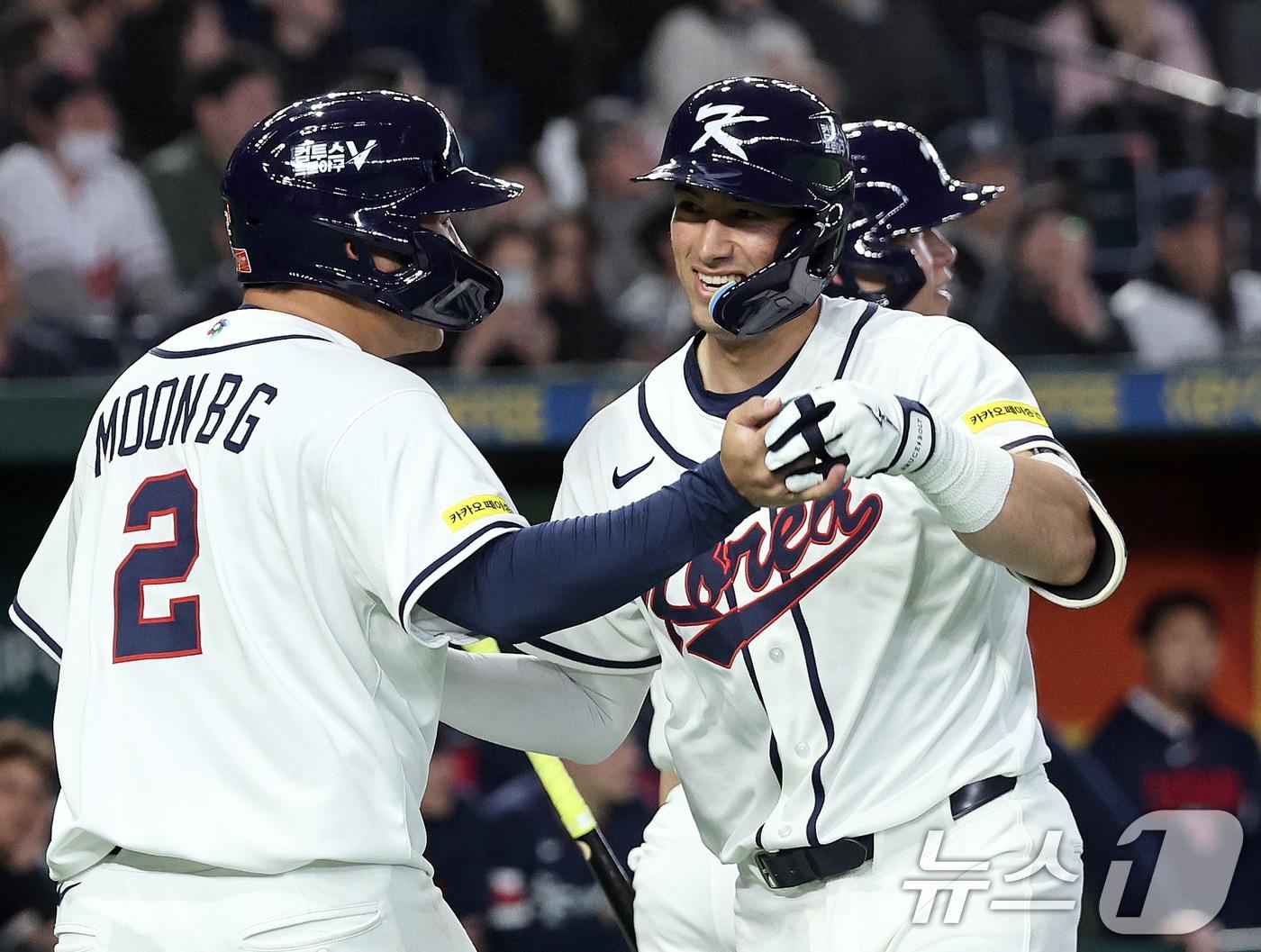 본문 이미지 - 5일 오후 일본 도쿄돔에서 열린 2026 월드베이스볼클래식 C조 1차전 대한민국과 체코의 경기. 대한민국의 5회말 1사 1루 상황때 셰이 위트컴이 투런 홈런을 친 뒤 문보경과 기쁨을 나누고 있다. 2026.3.5 ⓒ 뉴스1 구윤성 기자