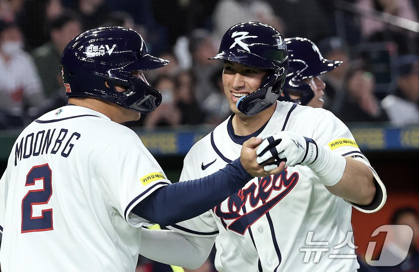 본문 이미지 - 5일 오후 일본 도쿄돔에서 열린 2026 월드베이스볼클래식 C조 1차전 대한민국과 체코의 경기. 대한민국의 5회말 1사 1루 상황때 셰이 위트컴이 투런 홈런을 친 뒤 문보경과 기쁨을 나누고 있다. 2026.3.5 ⓒ 뉴스1 구윤성 기자