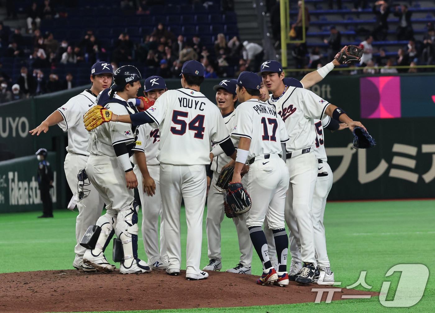 본문 이미지 - 5일 오후 일본 도쿄돔에서 열린 2026 월드베이스볼클래식 C조 1차전 대한민국과 체코의 경기. 체코를 상대로 11대 4 승리를 거둔 대한민국 선수들이 기쁨을 나누고 있다. 2026.3.5 ⓒ 뉴스1 구윤성 기자