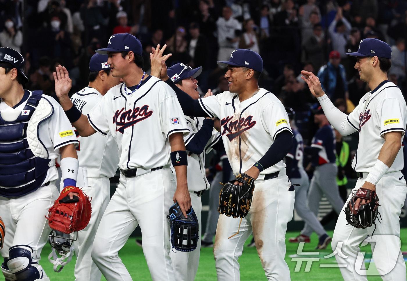 본문 이미지 - 5일 오후 일본 도쿄돔에서 열린 2026 월드베이스볼클래식 C조 1차전 대한민국과 체코의 경기. 체코를 상대로 11대 4 승리를 거둔 대한민국 선수들이 류지현 감독과 기쁨을 나누고 있다. 2026.3.5 ⓒ 뉴스1 구윤성 기자