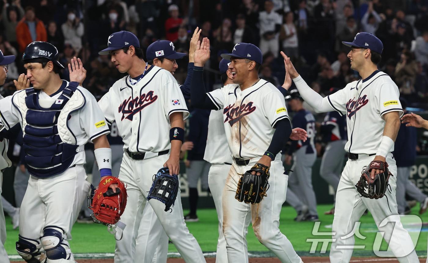 본문 이미지 - 5일 오후 일본 도쿄돔에서 열린 2026 월드베이스볼클래식 C조 1차전 대한민국과 체코의 경기. 체코를 상대로 11대 4 승리를 거둔 대한민국 선수들이 기쁨을 나누고 있다. 2026.3.5 ⓒ 뉴스1 구윤성 기자