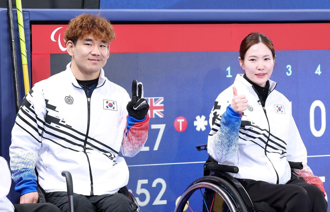 본문 이미지 - 2026 밀라노·코르티나 동계 패럴림픽에 출전한 휠체어컬링 믹스더블의 백혜진(오른쪽)-이용석. (대한장애인체육회 제공)
