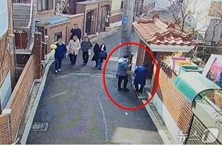 본문 이미지 - 피해자를 속여 집에 들어서는 모습. (서울 종암경찰서 제공)